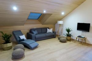 uma sala de estar com um sofá e uma televisão de ecrã plano em Appartement Hochsitz em Hochfilzen