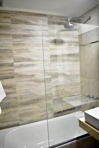 eine Dusche mit Glastür im Bad in der Unterkunft Loft para 4 personas 1º C in Buenos Aires