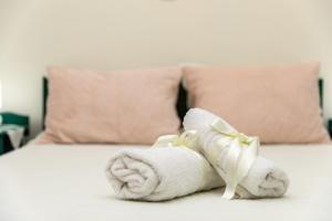 una pila de toallas sentadas encima de una cama en AnnaMaria Pansion, en Naxos Chora