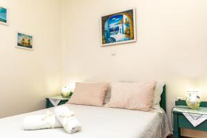 Un pat sau paturi într-o cameră la AnnaMaria Pansion