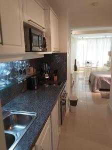 cocina con fregadero y encimera en Complejo GreenPark, en Punta del Este