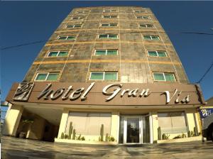 ein Hotelschild auf der Vorderseite eines Gebäudes in der Unterkunft Hotel Gran Via - Centro in Veracruz