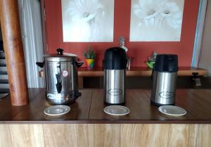 drie koffiezetapparaten op een aanrecht in een keuken bij Hotel Saona in Mar del Plata