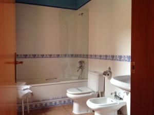 A bathroom at Can Misse