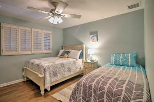 Katil atau katil-katil dalam bilik di Riviera Beach Home with Pool - Walk to Beaches! +18 gambar