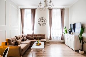 a living room with a couch and a table at El Dorado Apartment z Jacuzzi in Wrocław