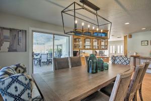 Ruang duduk di Riviera Beach Home with Pool - Walk to Beaches!