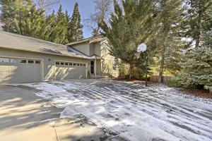 una casa con entrada de nieve en el suelo en Centrally Located Mt Shasta Home with Deck!, en Mount Shasta