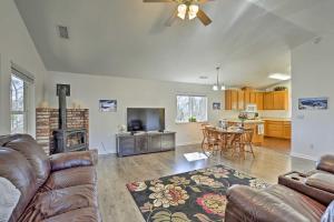 een woonkamer met een bank en een tafel bij Centrally Located Mt Shasta Home with Deck! in Mount Shasta