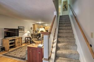 un escalier dans une maison avec un salon dans l'établissement Walk to Main St Ski-InandOut Breckenridge Condo!, à Breckenridge