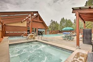 une piscine devant une maison dans l'établissement Walk to Main St Ski-InandOut Breckenridge Condo!, à Breckenridge