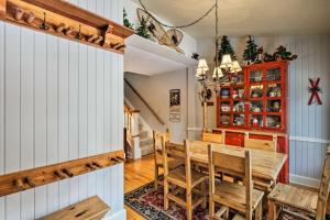 une cuisine et une salle à manger avec une table et des chaises dans l'établissement Walk to Main St Ski-InandOut Breckenridge Condo!, à Breckenridge