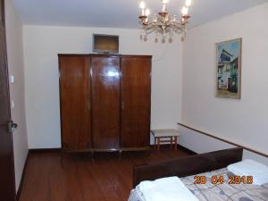 1 dormitorio con un gran armario de madera junto a una cama en Villa espina, en Quintana del Puente