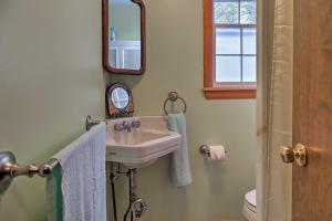 Ένα μπάνιο στο East Otis Reservoir Cabin with Porch - Walk to Lake!