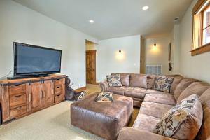 Χώρος καθιστικού στο 3 Mi to Granby Ranch Family-Friendly Home