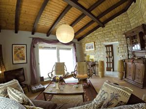 Villa Bugenvilla في لوكفا روجوزنيكا: غرفة معيشة مع أريكة وطاولة
