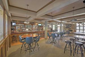 Εστιατόριο ή άλλο μέρος για φαγητό στο 2 Mi to Granby Ranch Condo with Hot Tub Access