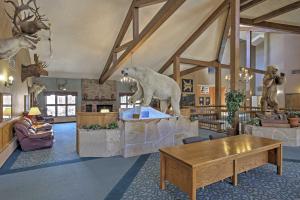 Χώρος καθιστικού στο 2 Mi to Granby Ranch Condo with Hot Tub Access