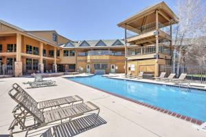 Πισίνα στο ή κοντά στο 2 Mi to Granby Ranch Condo with Hot Tub Access