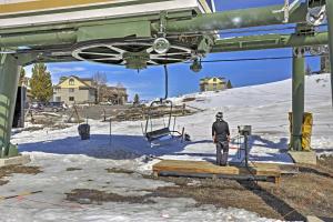 Το 2 Mi to Granby Ranch Condo with Hot Tub Access τον χειμώνα