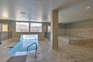 Πισίνα στο ή κοντά στο 2 Mi to Granby Ranch Condo with Hot Tub Access