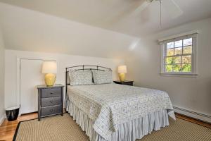 Ein Bett oder Betten in einem Zimmer der Unterkunft Charming Cottage with Deck - Walk to Skaket Beach!