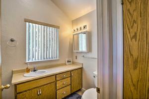 サウス・レイクタホにある4 Mi to Heavenly Home with Deck in South Lake Tahoeの洗面台、トイレ、窓のあるバスルーム +16枚の写真