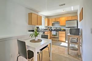 TV y cocina con mesa y sillas blancas. en LoHi Apartment with Patio 1 Mi to Downtown Denver!, en Denver