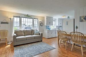 sala de estar con sofá, mesa y sillas en Updated Cottage - 300 Feet to Craigville Beach!, en Centerville