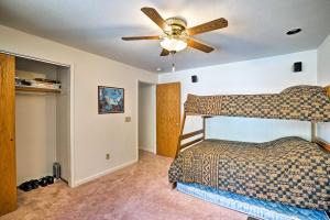 サウス・レイクタホにある4 Mi to Heavenly Home with Deck in South Lake Tahoeのベッドルーム1室(二段ベッド1組、シーリングファン付)