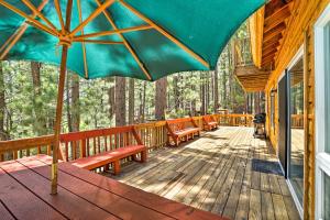 サウス・レイクタホにある4 Mi to Heavenly Home with Deck in South Lake Tahoeの家の上にベンチと傘付きのデッキ