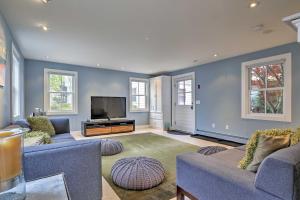 sala de estar con paredes azules y TV de pantalla plana. en Provincetown Vacation Rental Walk to Beach and More en Provincetown