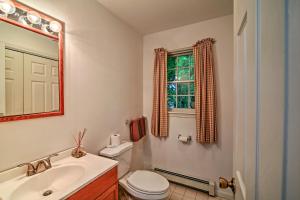 A bathroom at Private Guest House in Dtwn Lenox, Walk to Dining!