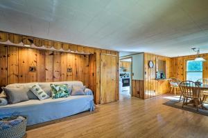 Et opholdsområde på Picturesque Cottage with Sunroom on Ashmere Lake!
