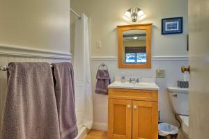 Vannituba majutusasutuses Picturesque Cottage with Sunroom on Ashmere Lake! +24 fotot