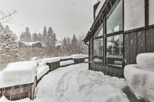 Vail Condo with Mtn View Deck - Steps to Ski Shuttle durante l'inverno