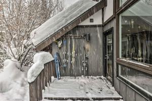 Vail Condo with Mtn View Deck - Steps to Ski Shuttle durante l'inverno