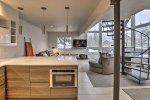 Cucina o angolo cottura di Vail Condo with Mtn View Deck - Steps to Ski Shuttle