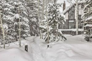 Vail Condo with Mtn View Deck - Steps to Ski Shuttle durante l'inverno