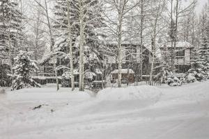 Vail Condo with Mtn View Deck - Steps to Ski Shuttle durante l'inverno