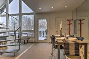 Foto dalla galleria di Vail Condo with Mtn View Deck - Steps to Ski Shuttle a Vail