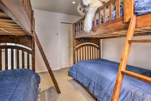 Letto o letti in una camera di Vail Condo with Mtn View Deck - Steps to Ski Shuttle