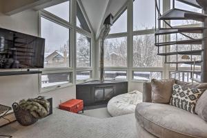 Area soggiorno di Vail Condo with Mtn View Deck - Steps to Ski Shuttle