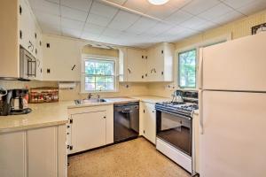 Φωτογραφία από το άλμπουμ του Cape Cod House with Grill and Yard - Drive to Beach! σε South Yarmouth
