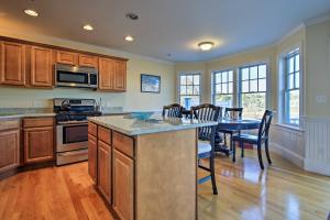 Gallery image of 1 Mi to Town and Oyster Pond Beach Chatham Retreat in Chatham +21 photos