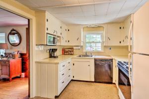 Φωτογραφία από το άλμπουμ του Cape Cod House with Grill and Yard - Drive to Beach! σε South Yarmouth