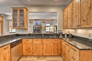 eine Küche mit Holzschränken und einem Waschbecken in der Unterkunft Rocky Bear Lodge on 2 and Acres Near Turquoise Lake in Leadville