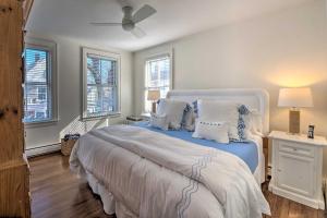 Ένα ή περισσότερα κρεβάτια σε δωμάτιο στο Couples Retreat in Nantucket Walk to Attractions!