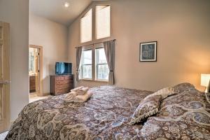 Ένα ή περισσότερα κρεβάτια σε δωμάτιο στο South Lake Tahoe Home 9 Mi to Heavenly Mountain!