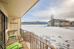 einen Balkon eines Hauses mit einem schneebedeckten Hof in der Unterkunft Lake Pend Oreille Condo with Porch and Mountain View! in Sandpoint